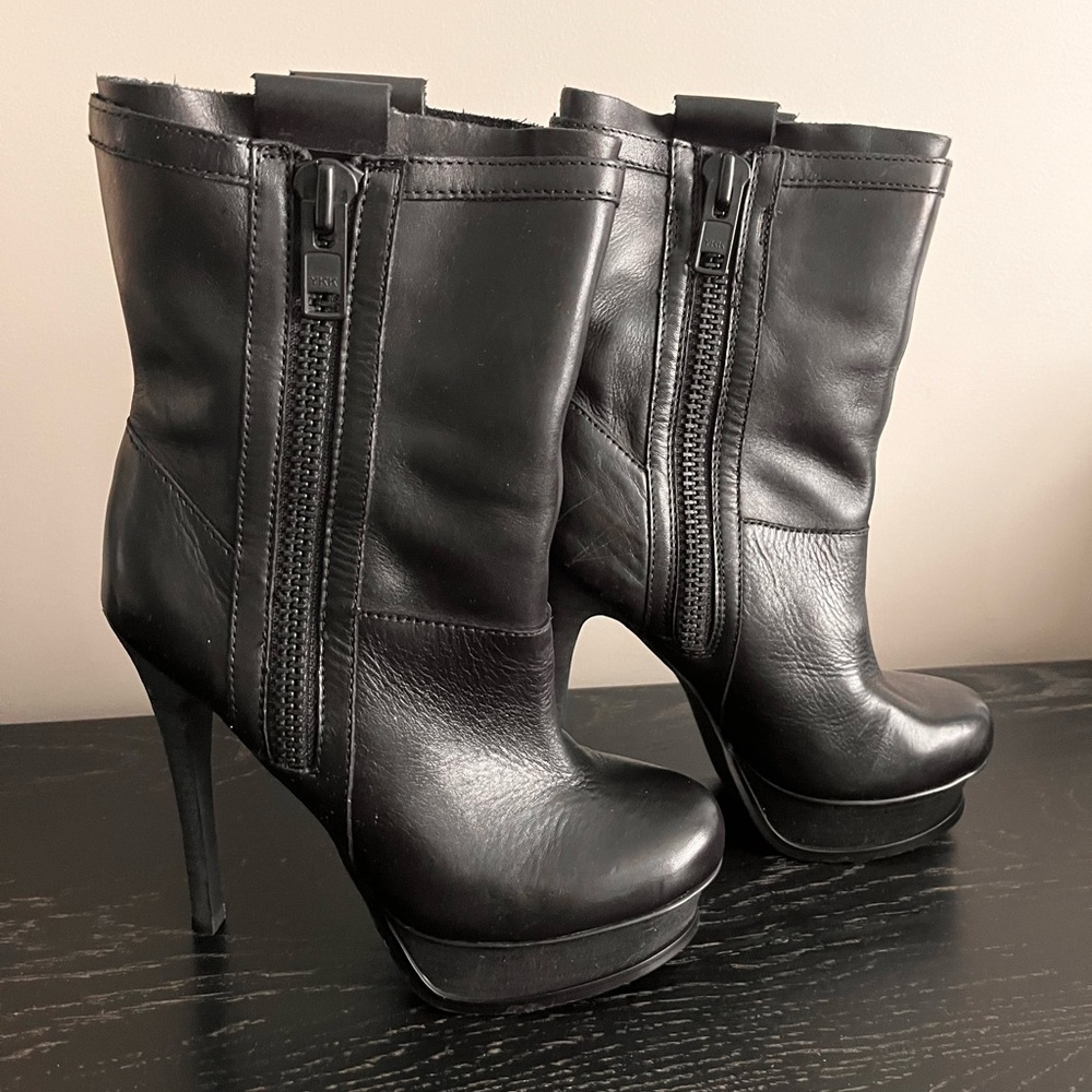 CALVIN KLEIN BLACK LEATHER HEEL BOOTIES size 6.5 (36 1/2)